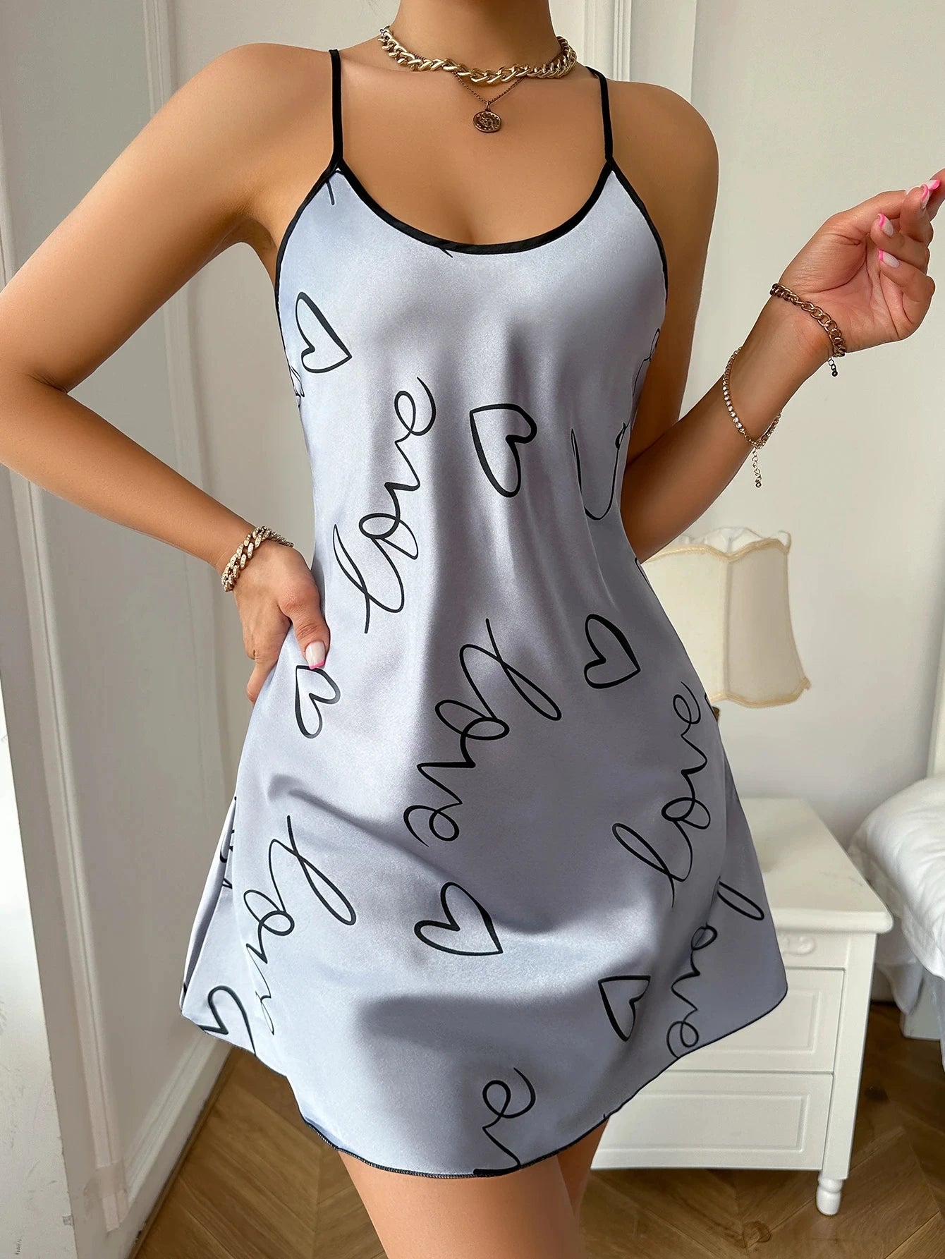 Vestido Camisón con Estampado de Corazones y Letras – Cuello Redondo, Tirantes, Ropa de Dormir para Mujer
